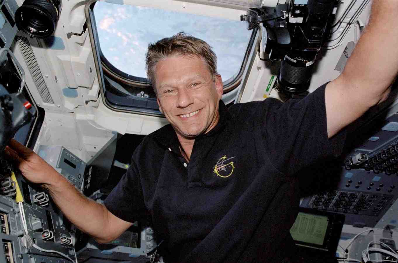 Piers Sellers derrière le poste de pilotage de la navette Atlantis lors de la mission STS-112 en octobre 2002.