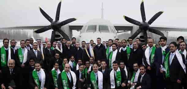 La délégation saoudienne venue assister au "Roll Out" pose devant l'An-132