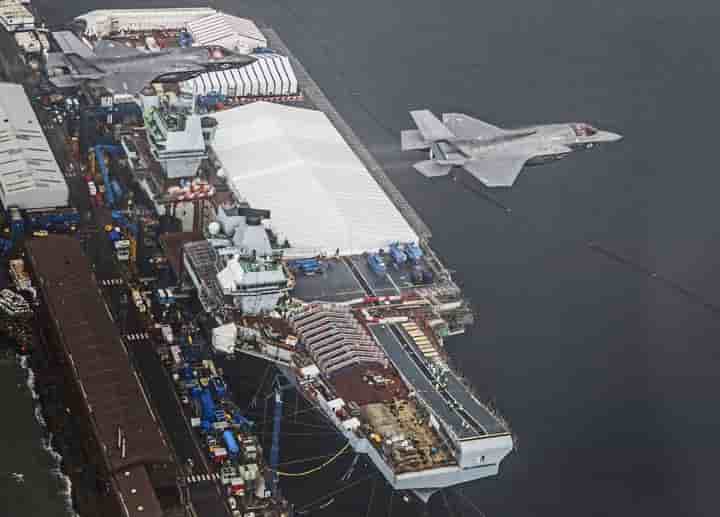 Un F35 survolant le HMS Queen Elizabeth
