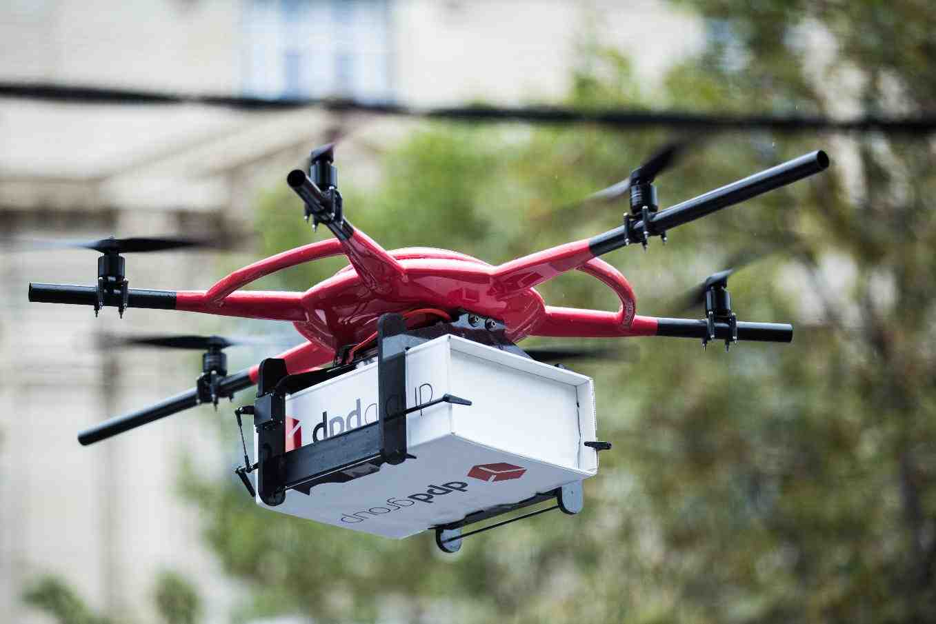 DPDgroup, filiale express internationale du Groupe la Poste, à opérer la livraison de colis par drone sur une ligne commerciale régulière dans le Var. Après la phase de tests s’engage dorénavant la phase d’expérimentation sur cette ligne de 15 km située d