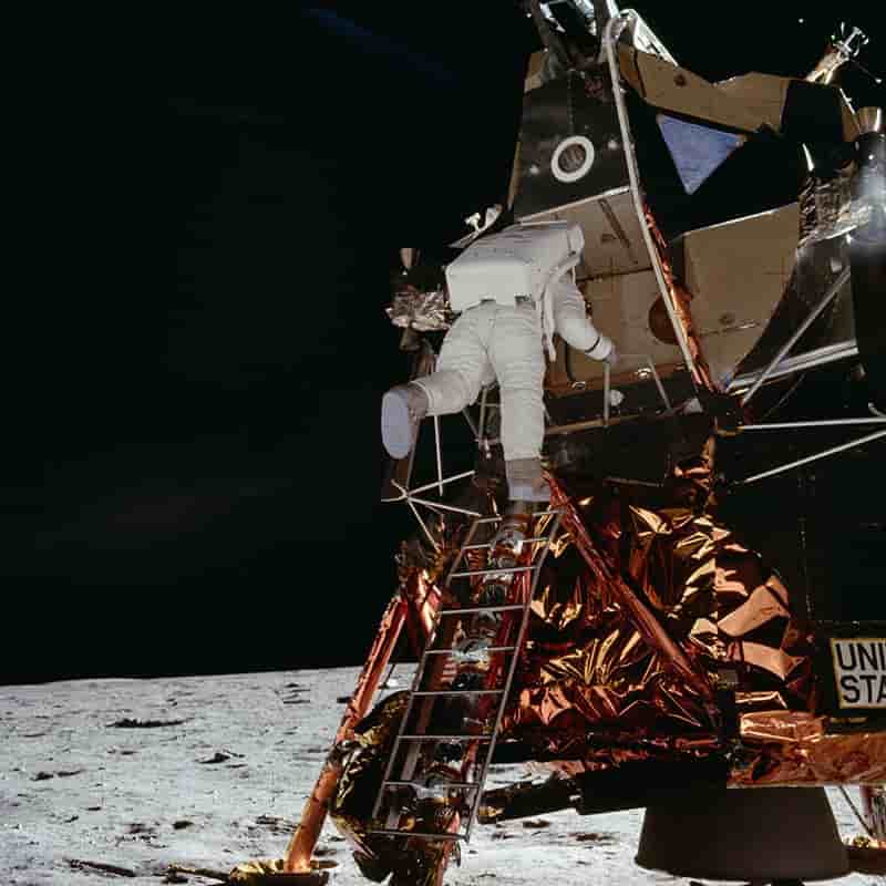 Mission Apollo 11 - L’astronaute Edwin E. Aldrin Jr. sort du module lunaire « Eagle » et s’apprête à marcher sur la Lune le 21 juillet 1969. Photo prise par Neil A. Amstrong.