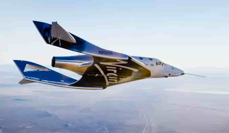 VSS Unity en vol libre au-dessus du désert de Mojave.