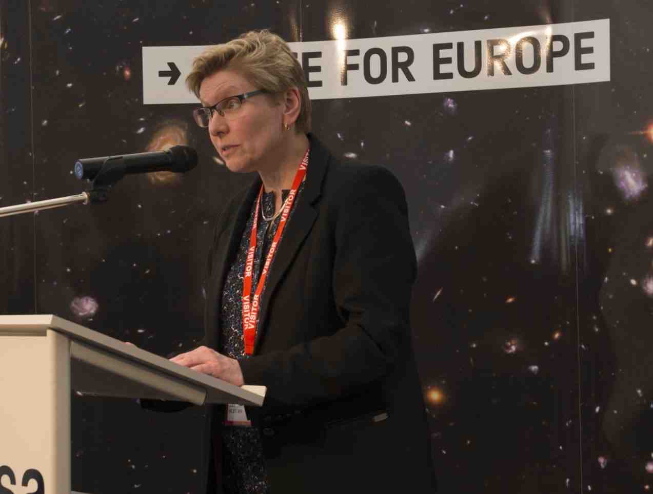 La secrétaire d'Etat Elke Sleurs lors de sa visite du centre de l'ESA à Redu (Ardennes belges) en mars 2015.