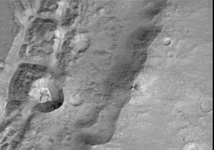 Cratère de 1,4 km observé avec une résolution de 7,2 mètres par pixel.