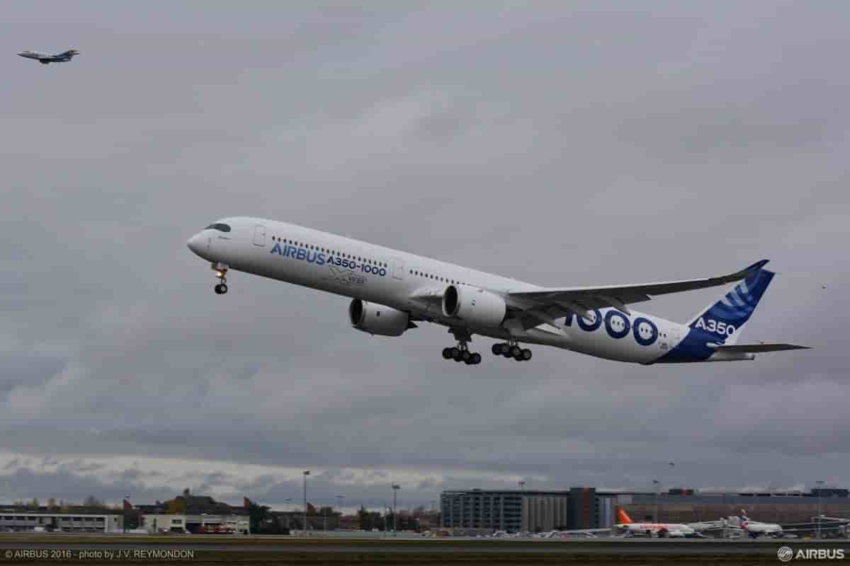 Le premier Airbus A350-1000 d'essai s'est arraché de la piste de l'aéroport de Toulouse à 10h42 min.