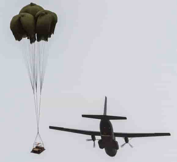 Les CN235-300 de l'armée de l'Air peuvent désormais faire de l'aérolargage de matériel en opération