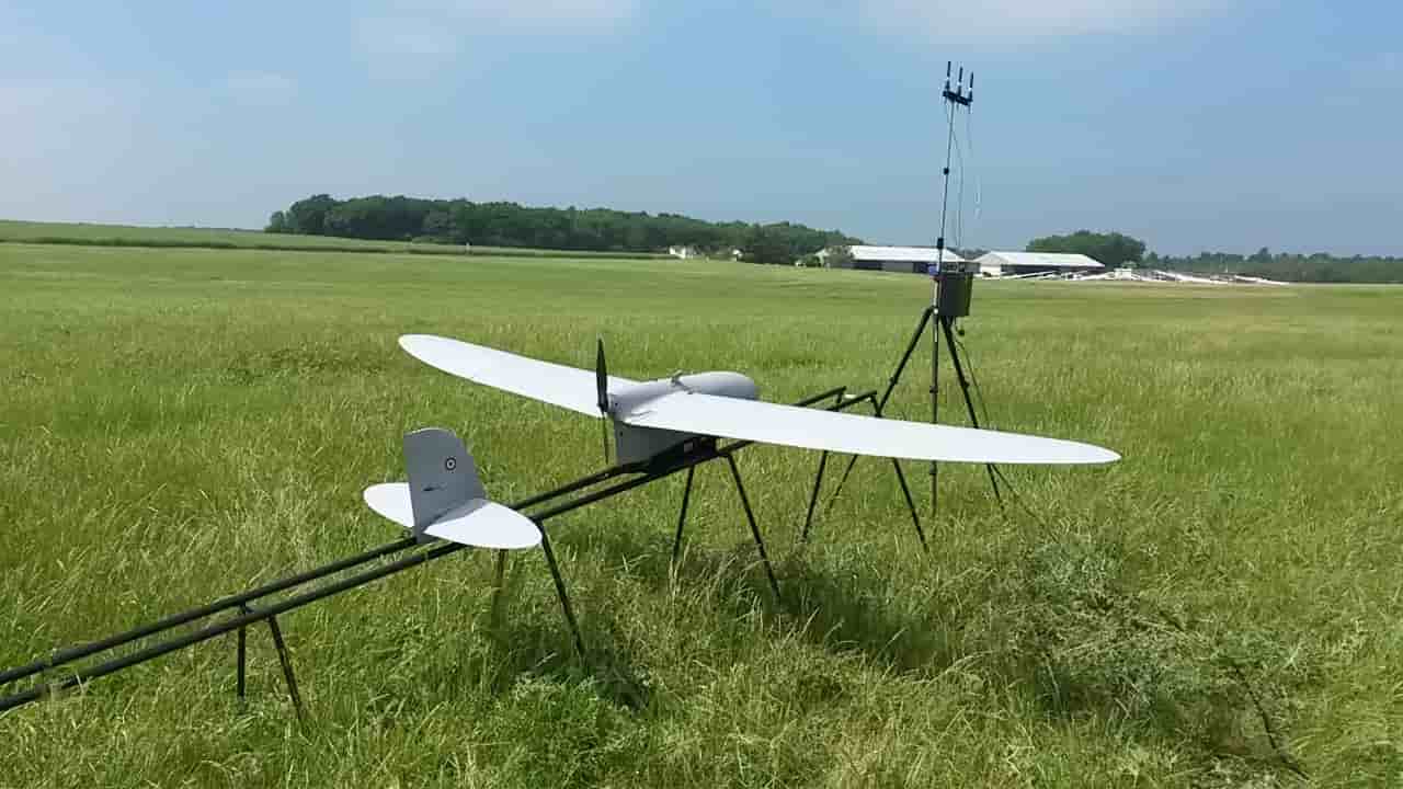 Le drone Spy'Ranger avec sa rampe de lancement et l'antenne relais de la station de contrôle