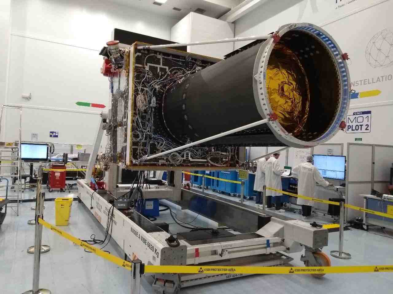Yamal 601 en salle blanche chez Thales Alenia Space, en janvier 2018.