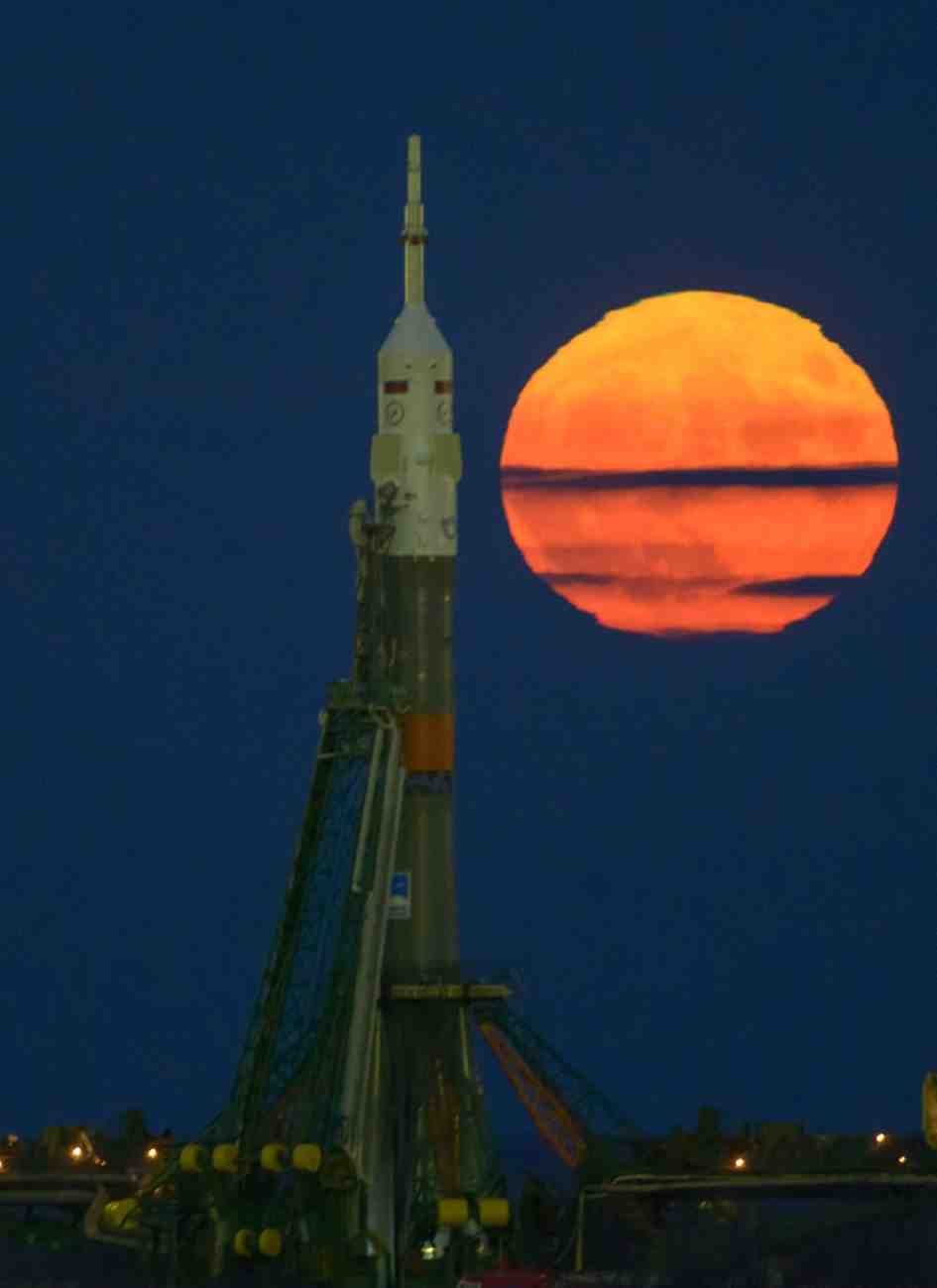 Baïkonour, le Soyouz devant la super lune