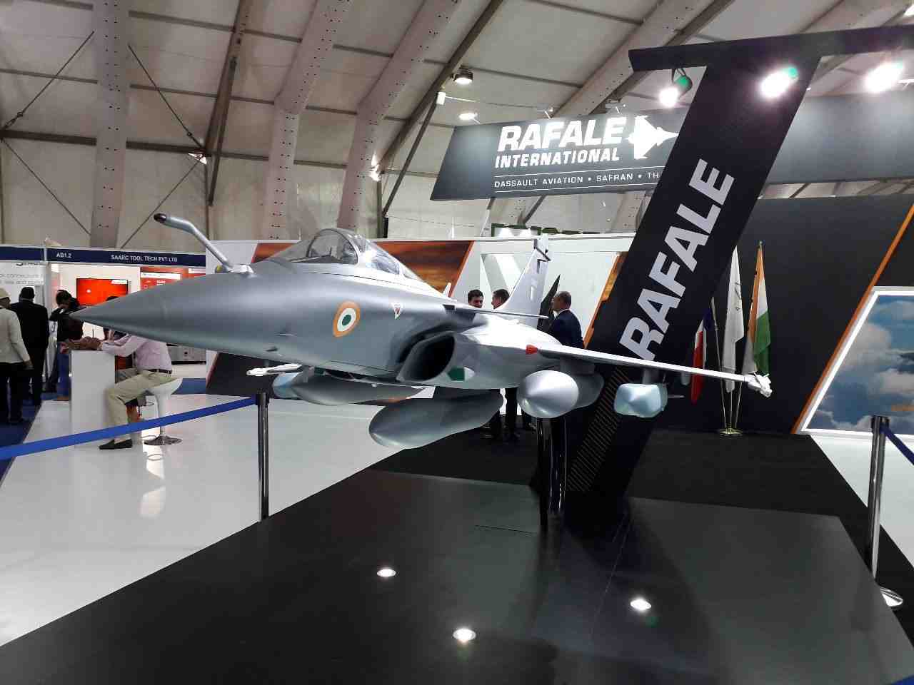Maquette du Rafale aux couleurs de l'Inde avec missiles Scalp et Mica