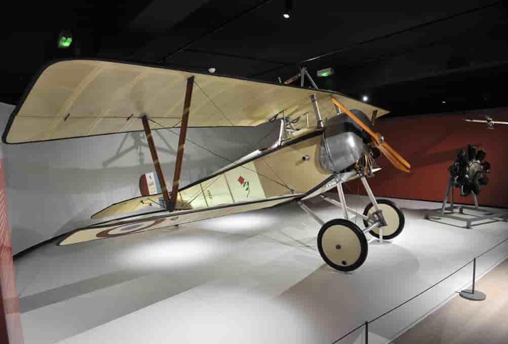 L'une des pièces maîtresses de l'exposition, le Nieuport XI bébé, peint aux couleurs du commandant Charles de Tricornot de Rose, considéré comme étant le père de l'aviation de chasse française.