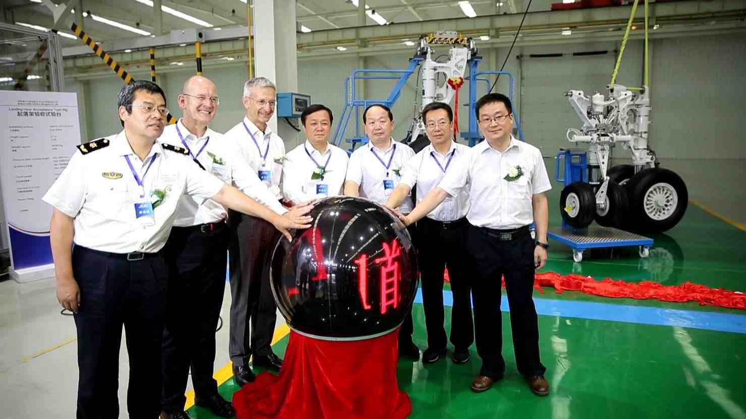 Liebherr LAMC Aviation Co., Ltd, la coentreprise formée par la société chinoise LAMC et la société allemande Liebherr-Aerospace Lindenberg GmbH a livré à COMAC son premier train d'atterrissage d'ARJ21.