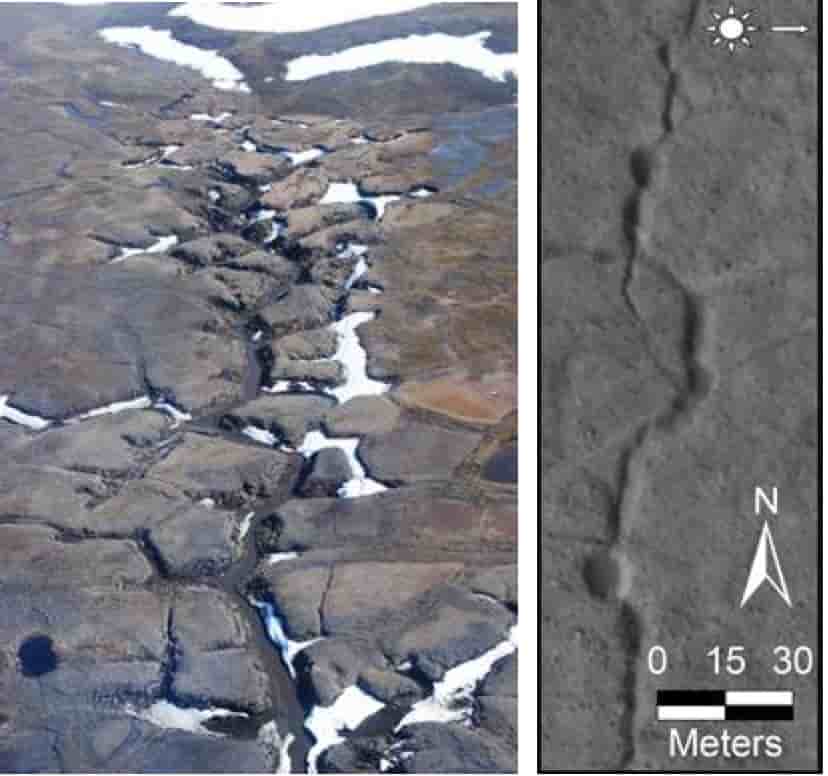 A gauche : écoulements le long de structures polygonales sur l’île Bylot (Arctique canadien). A droite : structures sinueuses le long de formations polygonales sur Utopia Planitia. Les deux images sont à la même échelle.