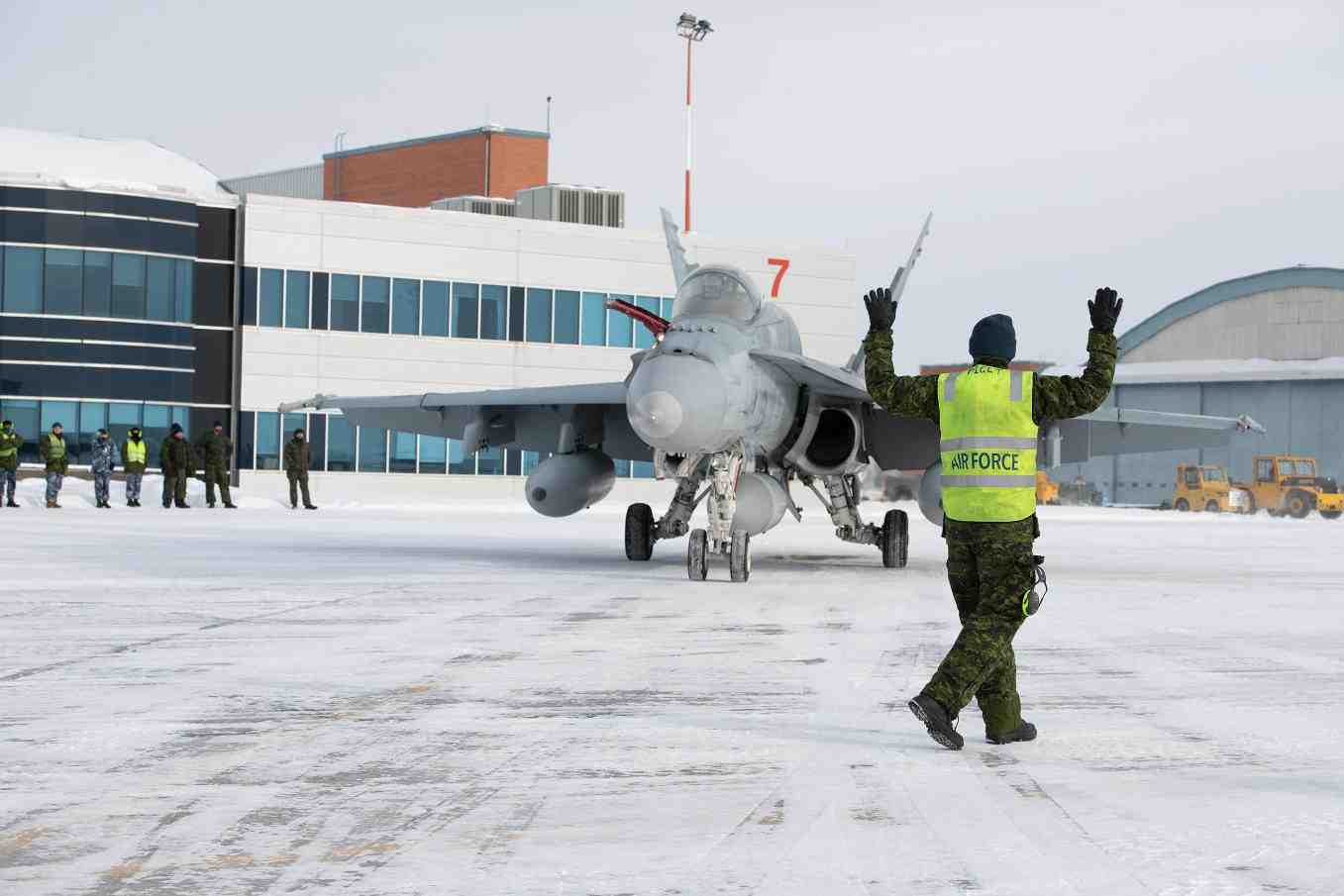 Les F/A-18 sont arrivés à Cold Lake (Alberta).