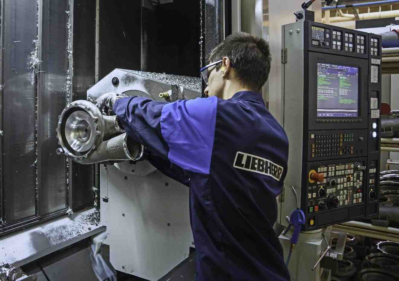 Un opérateur de machine à commande numérique chez Liebherr-Aerospace Toulouse.