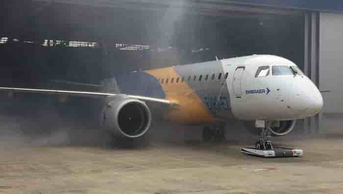 Le premier prototype de l'E190-E2 lors de sa sortie d'usine le 25 février 2016, depuis les installations d'Embraer à São José dos Campos.