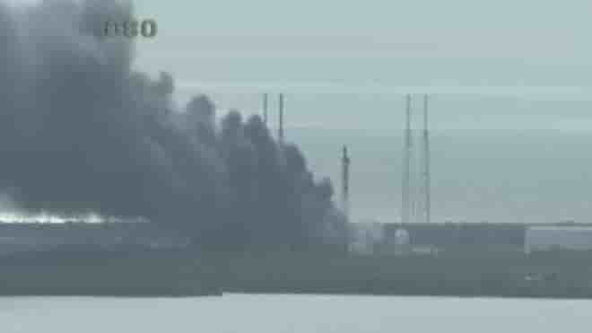 Une épaisse colonne de fumée vue depuis une webcam braquée sur la base CCAFS.