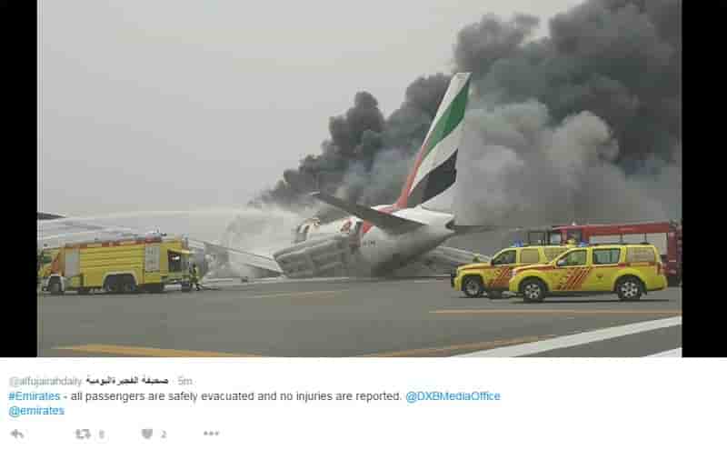Les pompiers en plein travail pour éteindre l'incendie qui a ravagé le Boeing 777 d'Emirates après l'incident survenu à l'atterrissage sur la piste de l'aéroport de Dubai.