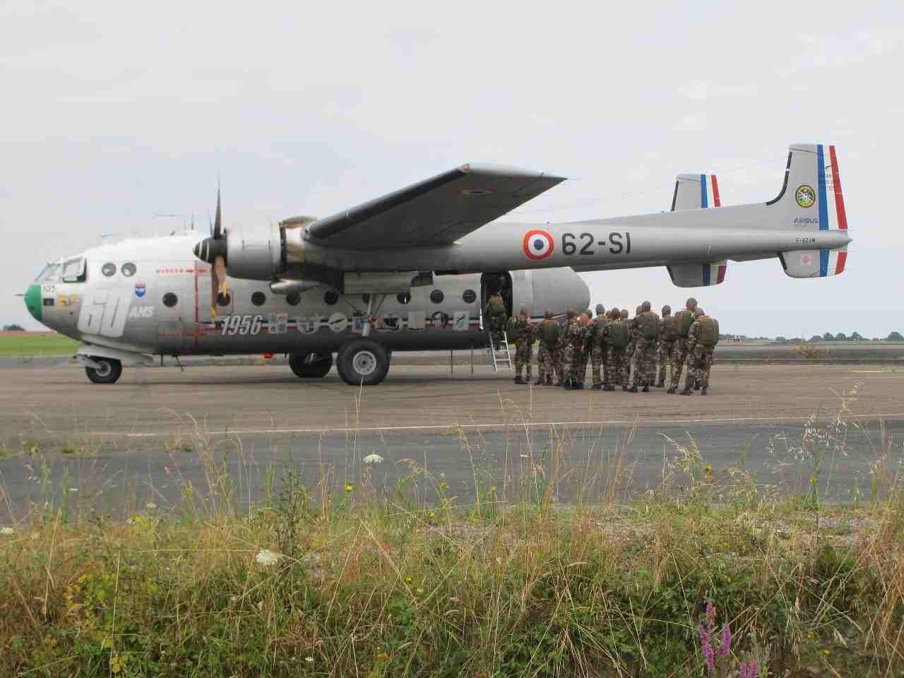 Des para du 1er Rpima monte à bord d'un Noratlas qui affiche fièrement 60 ans!