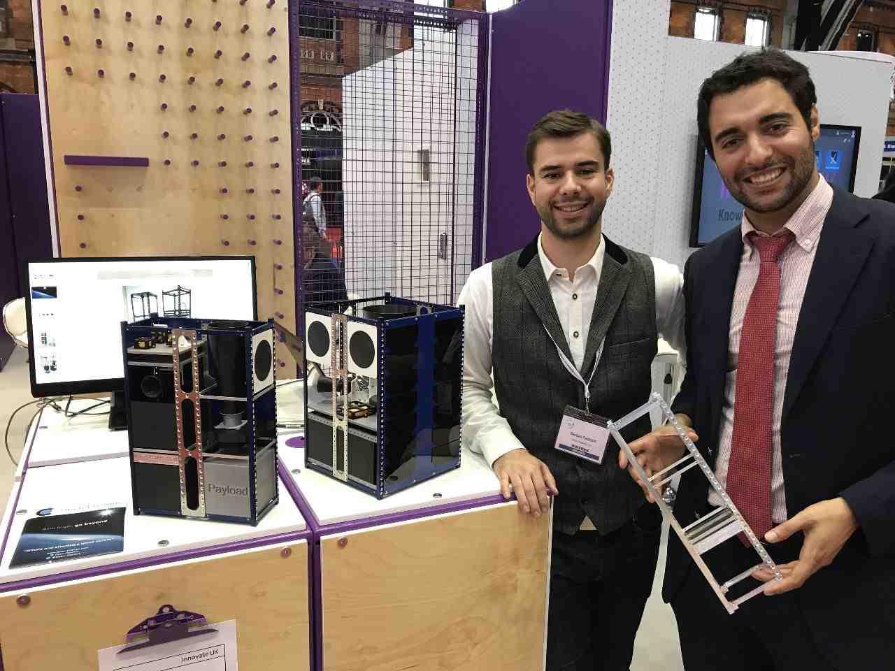 Le président d’Open Cosmos, Rafael Jorda Siquier (à droite) et le chef de la production et des finances Bastian Paetzold avec quelques exemples de cubesats de leur société.