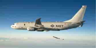 Largage d'une torpille Mk-54 depuis la soute à armement Le P-8 peut également emporter le missile Harpoon.
