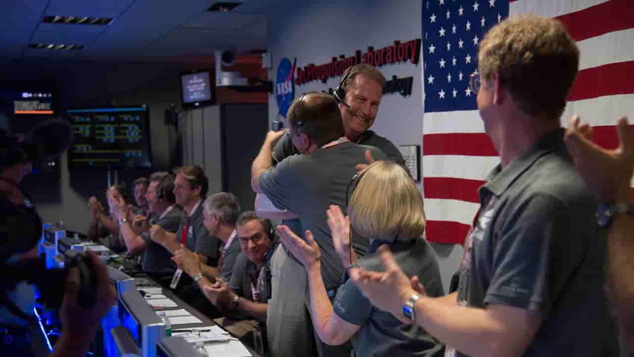 La joie éclate au JPL après la confirmation de la satellisation de Juno autour de Jupiter.
