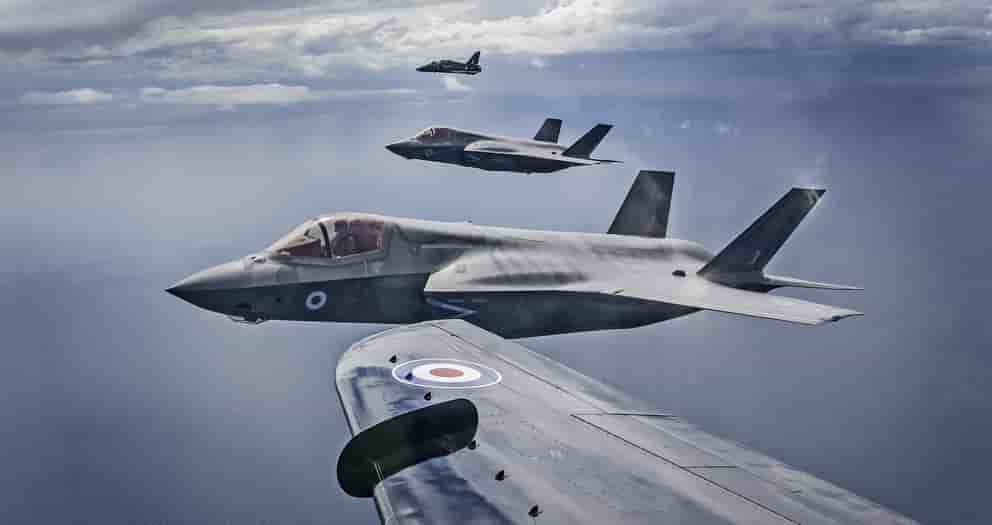 Les F-35B escortés par des Hawk de la RAF