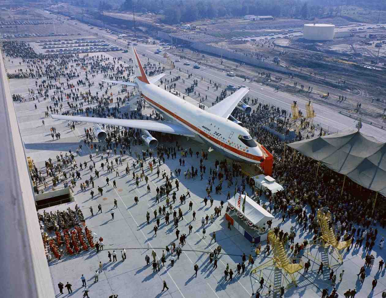 Le premier Boeing 747 est sorti d'atelier le 30 septembre 1968.