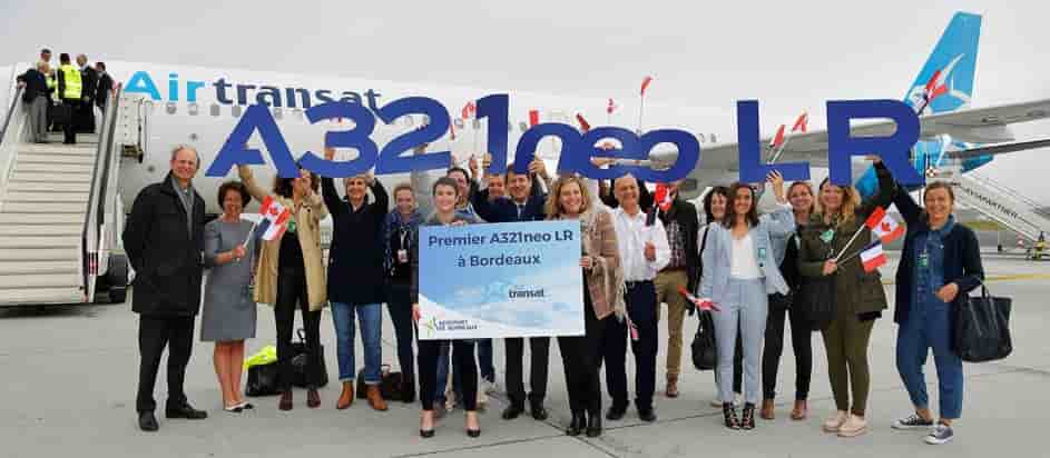 L'équipe d'Air Transat et de l'aéroport de Bordeaux devant l'A321neoLR
