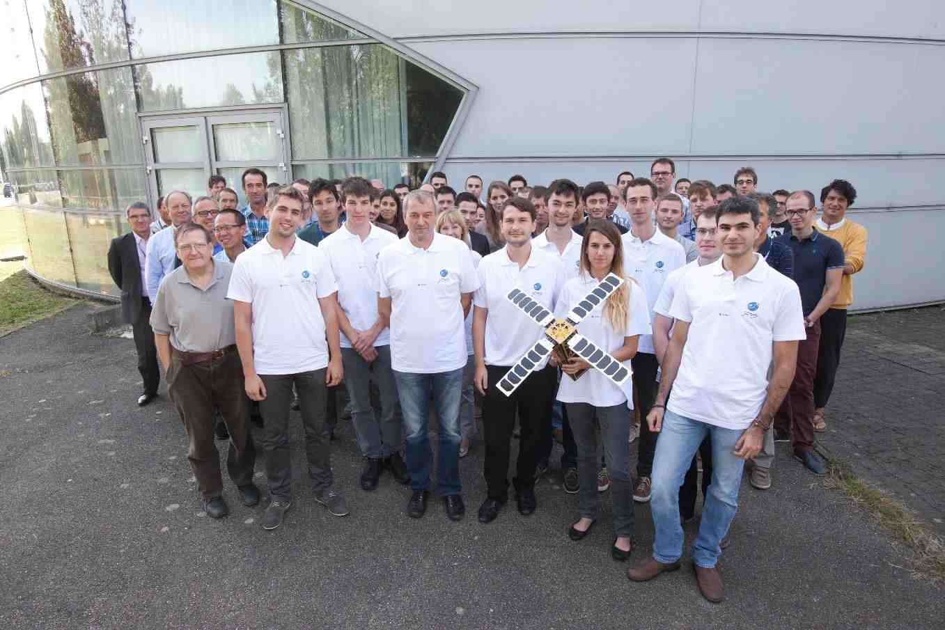 L’équipe du projet Eye-sat (nanosatellite 3U d’astronomie réalisé par des étudiants du projet Janus), au Centre spatial toulousain, en 2014