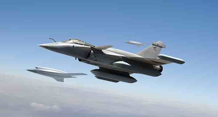 Vue d'artiste d'un "super Rafale" en patrouille avec des drones de combat.