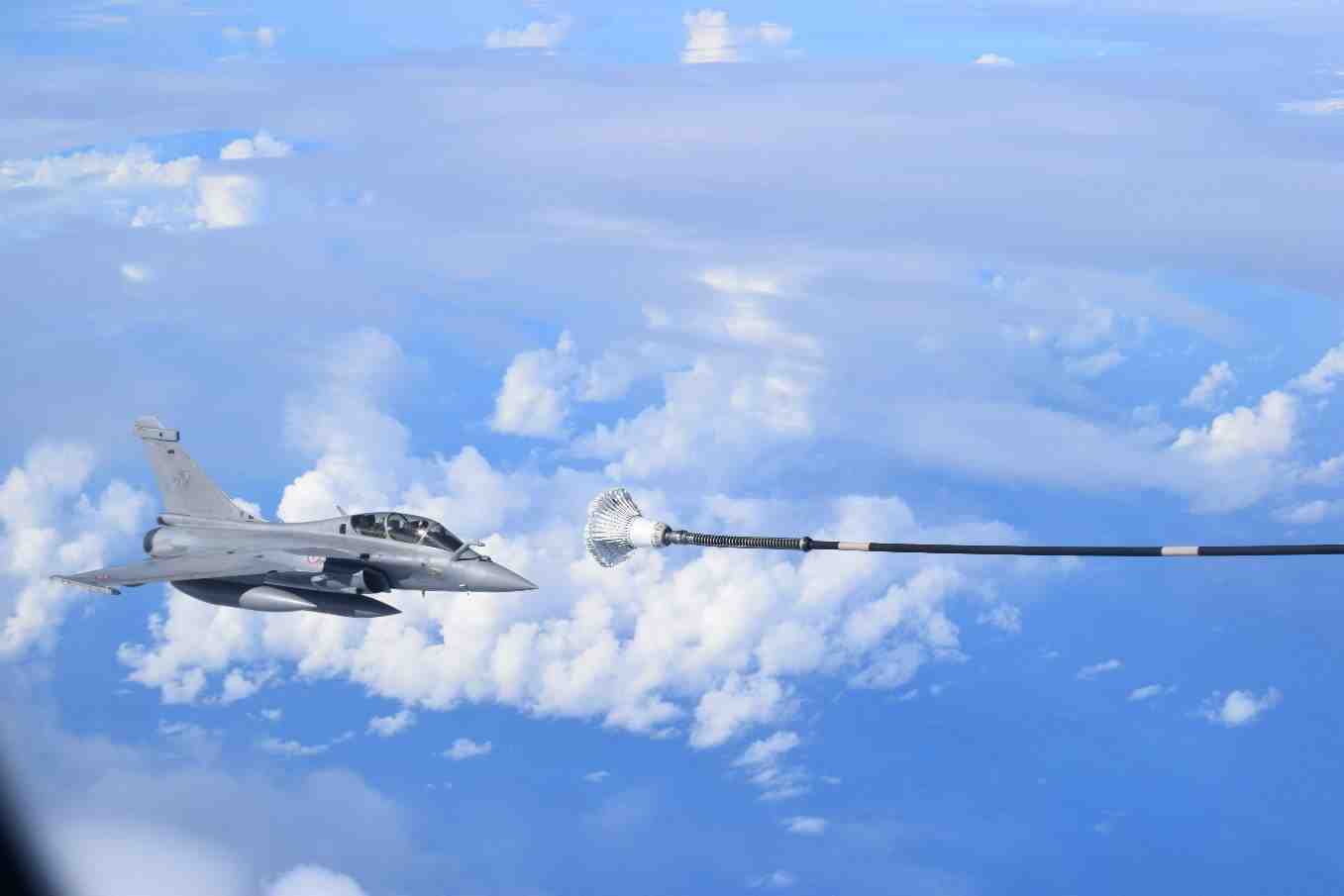 Rafale B au ravitaillement sur un Phénix lors du vol Réunion Métropole