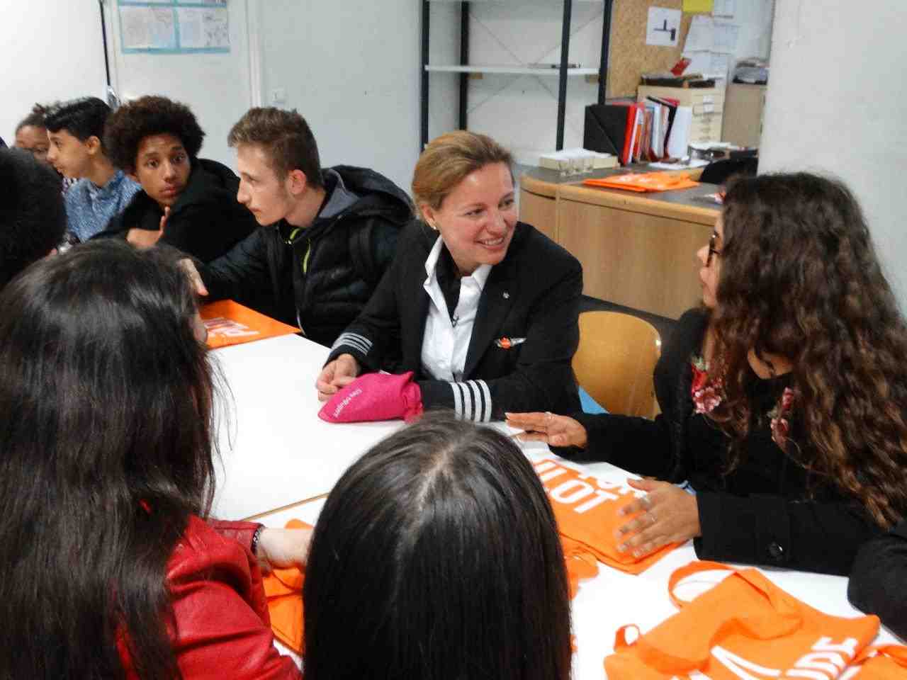 Sapho de Mulder, commandante de bord easyJet basée à Paris CDG en grande discussion avec les collégiennes d'Evariste Galois (Paris 13e)