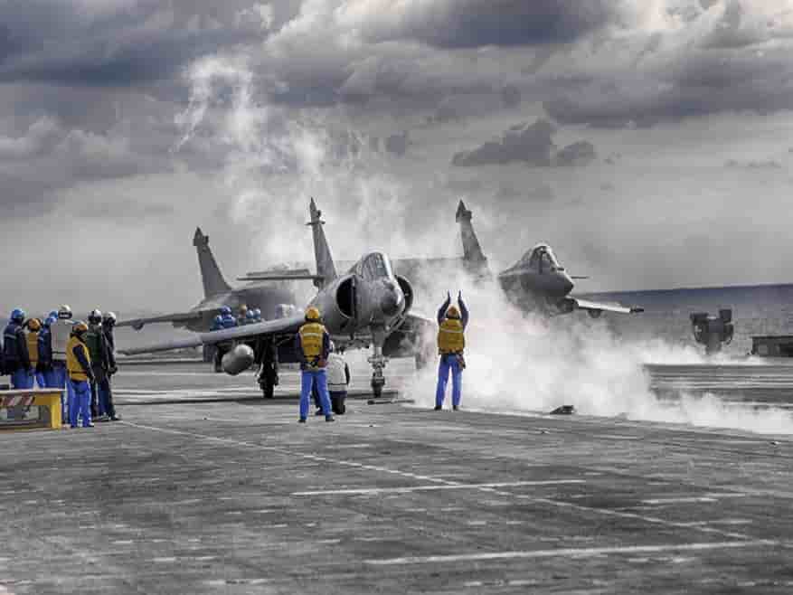 Un moment de grâce sur le porte-avions Charles de Gaulle.
