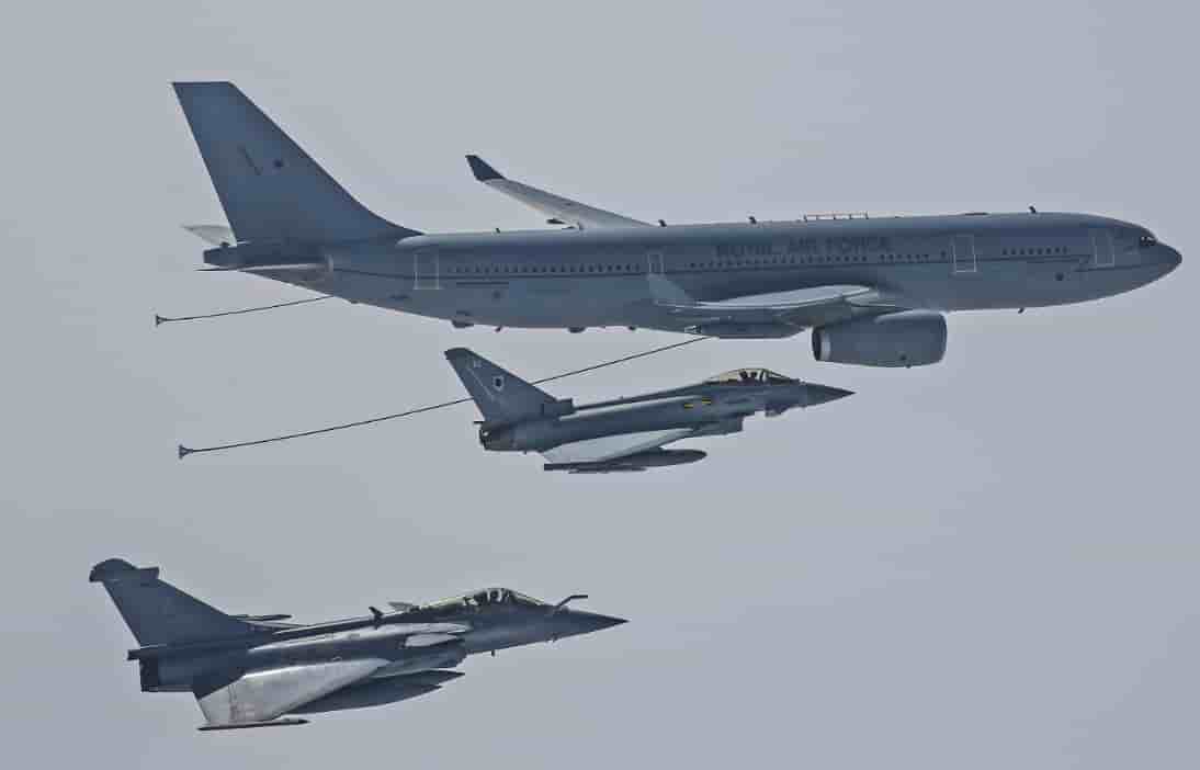 Dans le ciel britannique, Rafale et Typhoon volent en patrouilles mixtes. Ici avec un ravitailleur A330 MRTT Voyager de la RAF.