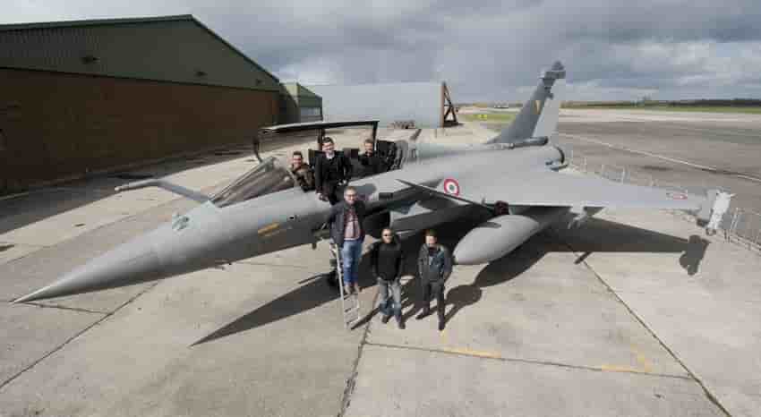 Les auteurs autour du premier Rafale aux couleurs du "La Fayette"