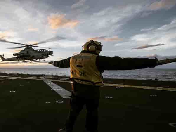 Un AH-1Z s'apprête à atterrir.