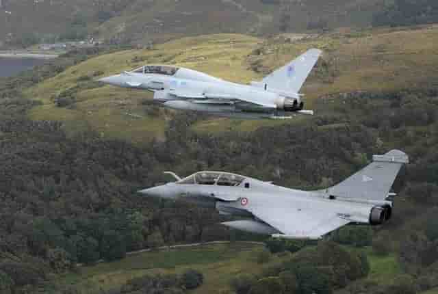 Un Rafale français vole aux côtés d'un Eurofighter Typhoon