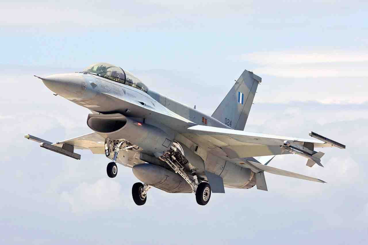 Le Pakistan mais également l'Inde sont intéressés par l'achat de F-16. Lockheed Martin envisage même d'établir une chaîne d'assemblage en Inde.