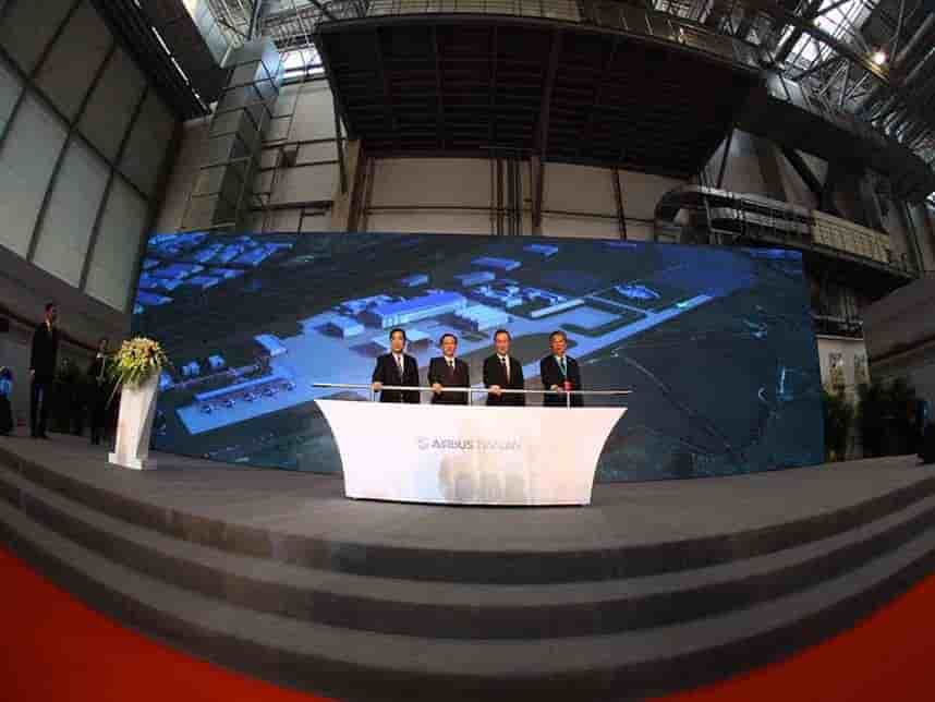 De gauche à droite : Duan Chunhua, Lin Nianxiu, Fabrice Brégier, président d'Airbus, et Lin Zuoming, président d'AVIC.