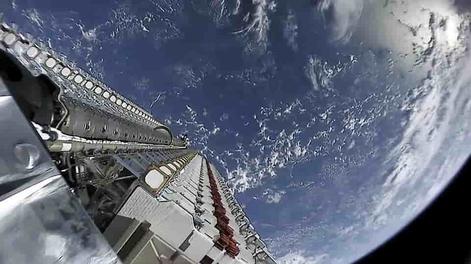 60 satellites placés à 441 km d'altitude en une seule grappe