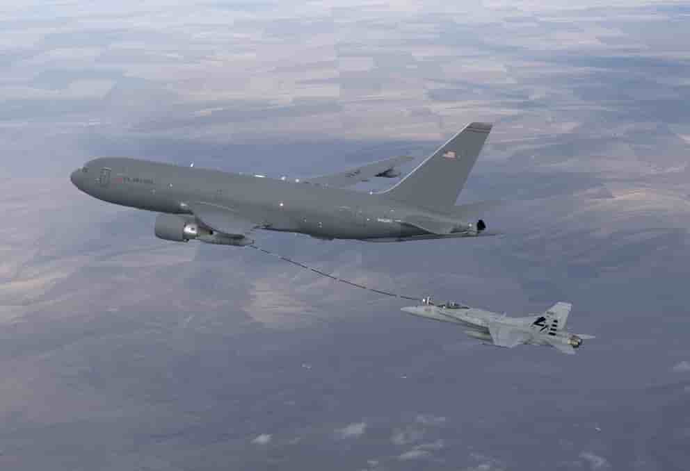 Le premier essai de ravitaillement en vol d'un F/A-18 par le biais d'un KC-46 s'est déroulé avec succès le 10 février, en utilisant panier et tuyau souple.