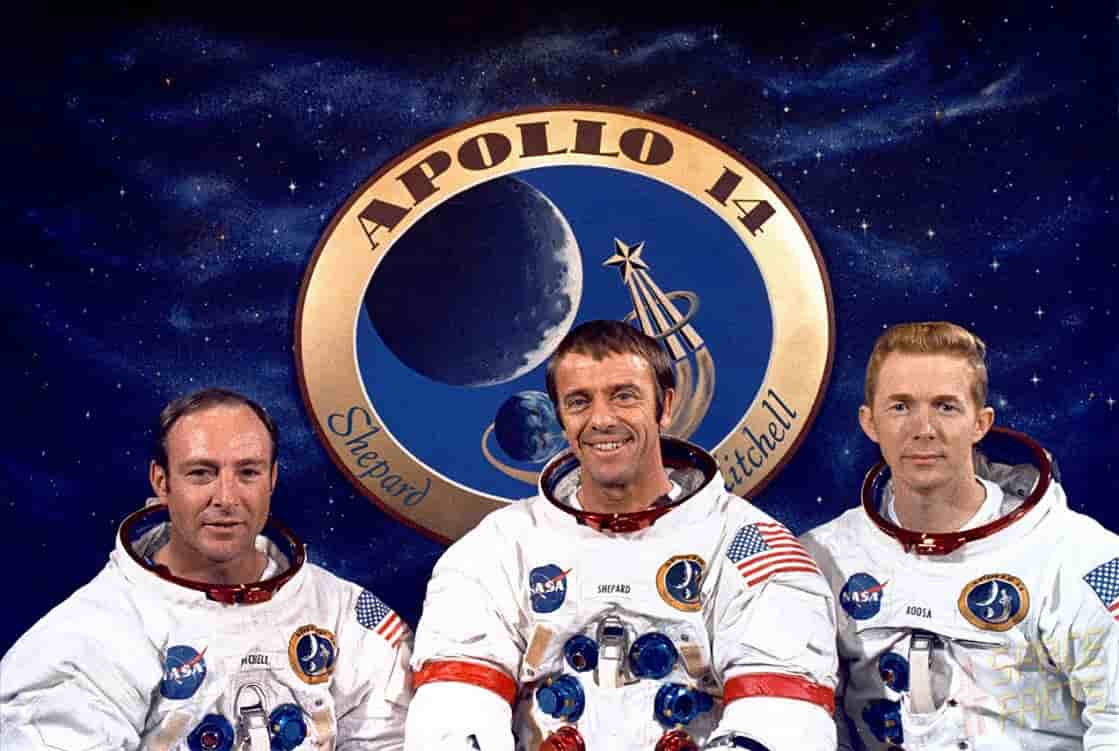 L'équipage de la mission Apollo 14 : Edgar Mitchell, à droite, aux côtés d'Alan Shepard (commandant), au centre, et Stuart Roosa (pilote du module de commande)