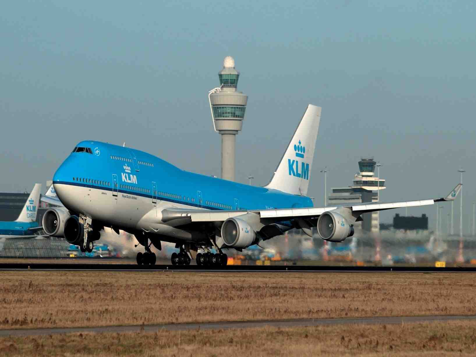 KLM a engagé le retrait progressif de ses 21 Boeing 747-400 et mise plutôt sur les Airbus A350 et Boeing 787.