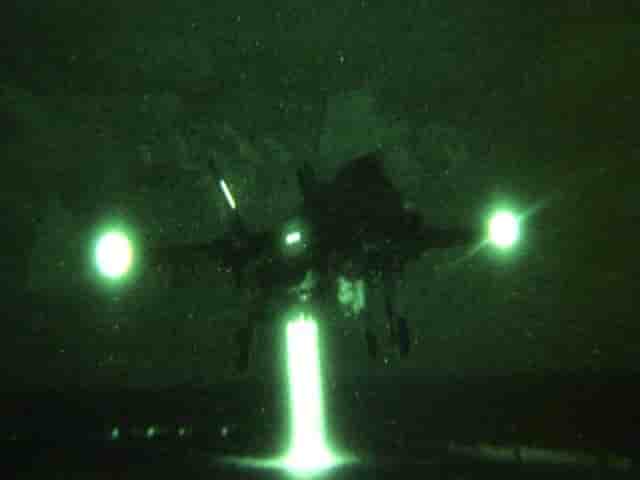 Atterrissage vertical d'un F-35B de nuit. La Grande-Bretagne verra ses F-35B opérationnels en 2018.