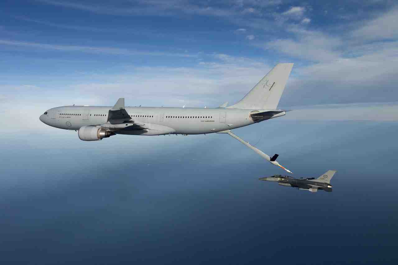 Ravitaillement d'un F-16D de l'US Air Force par un KC-30A australien.