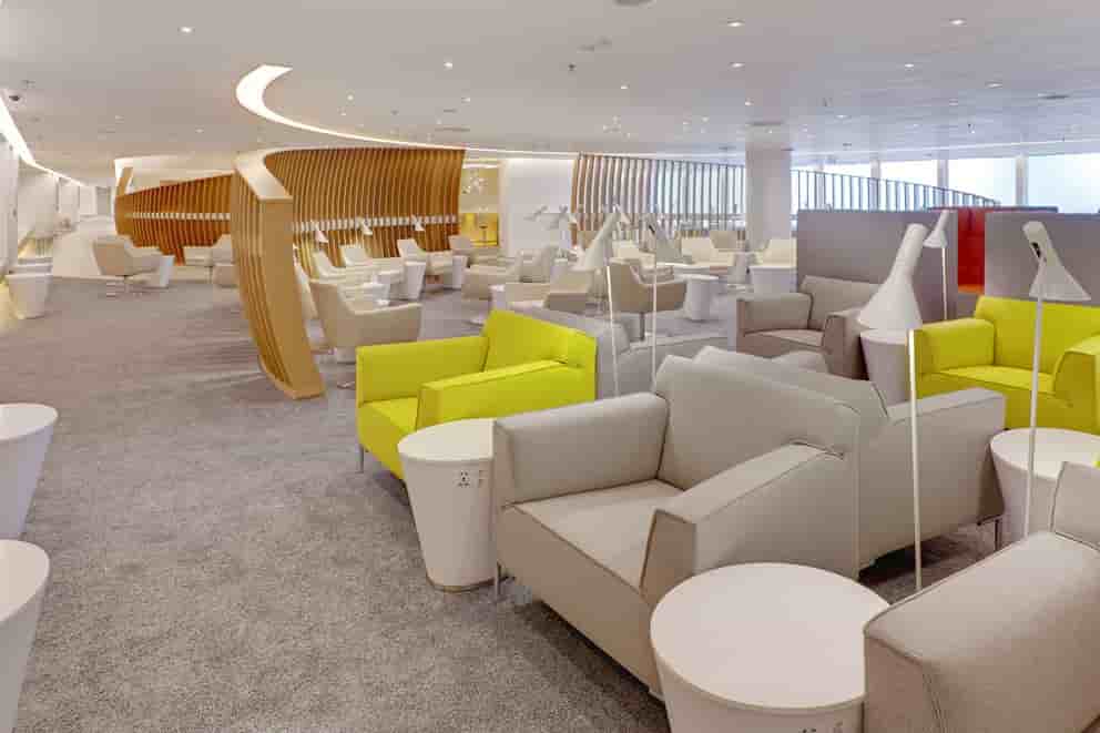L'espace fauteuils du salon SkyTeam : sobriété et élégance.