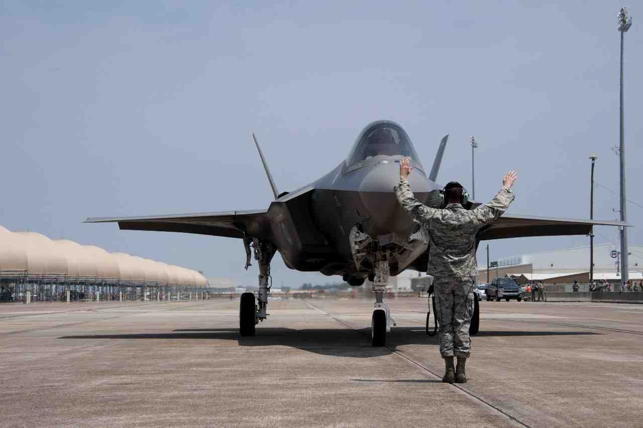 Alors que le premier F-35 produit à FACO est livré à l'Italie, deux pilotes italiens ont débuté leur entraînement sur l'appareil à Luke AFB, en Arizona.
