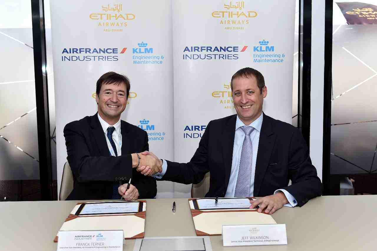 Jeff Wilkinson, directeur technique d'Etihad Airways, est photographié à droite avec Franck Terner, directeur général adjoint d'AIR FRANCE KLM Engineering & Maintenance, après la signature d'un contrat d'une durée de 10 ans pour la maintenance des équipem