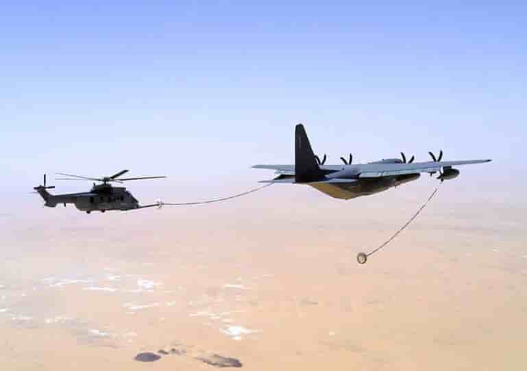 Un Caracal de l'armée de l'Air a été ravitaillé par un C-130 américain au dessus du Sahel.